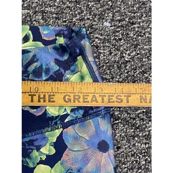 Fabletics Women's Superbloom Define PowerHold® Mid-Rise Capri Leggings Medium - Picture 6 of 10